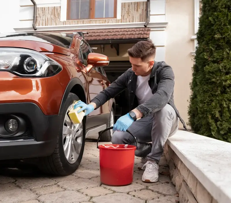 Lavage auto à domicile Thiézac : professionnel intervenant sur un véhicule